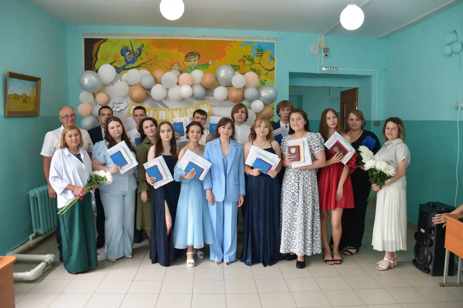 🎉 Торжественно и трогательно прошёл главный праздник школы — вручение аттестатов выпус...