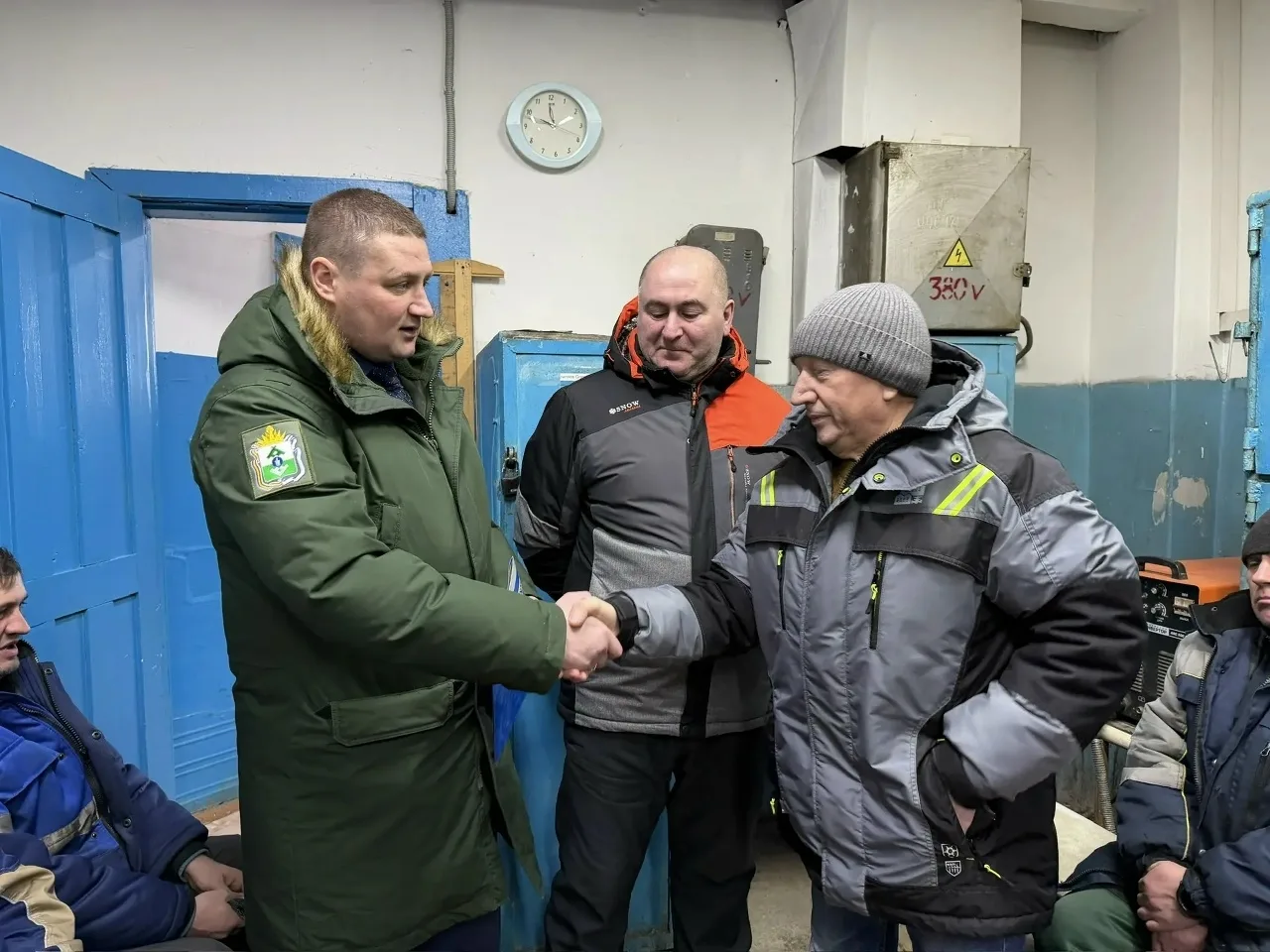 Глава посёлка Искателей Иван Егоров в День работников бытового обслуживания населения и...