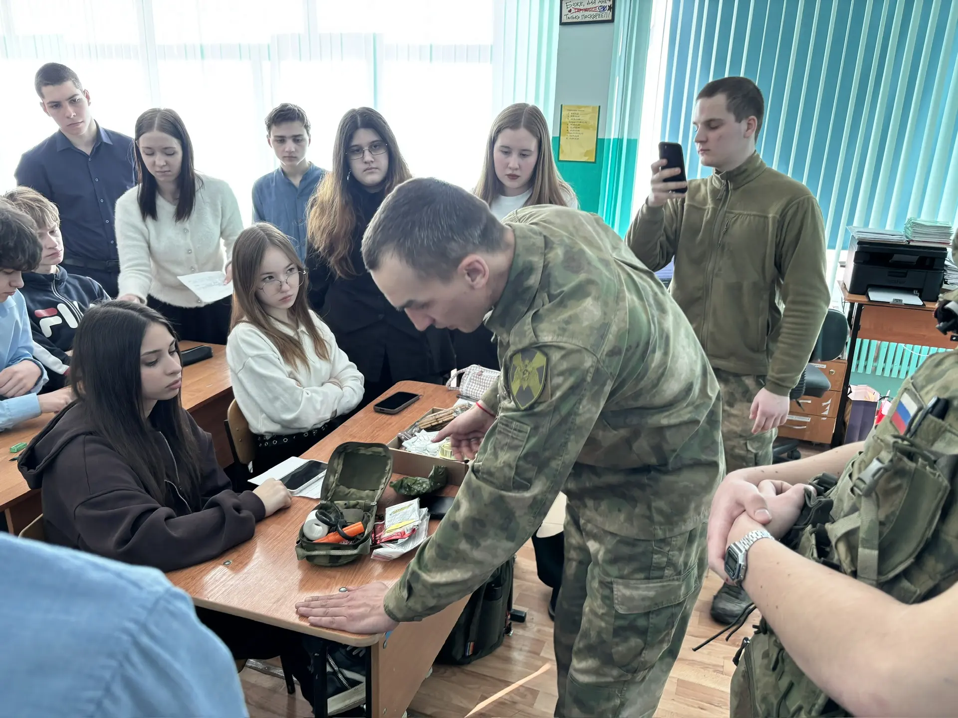 Встреча с героями: как наши школьники познакомились с армией и попробовали себя в роли операторов др