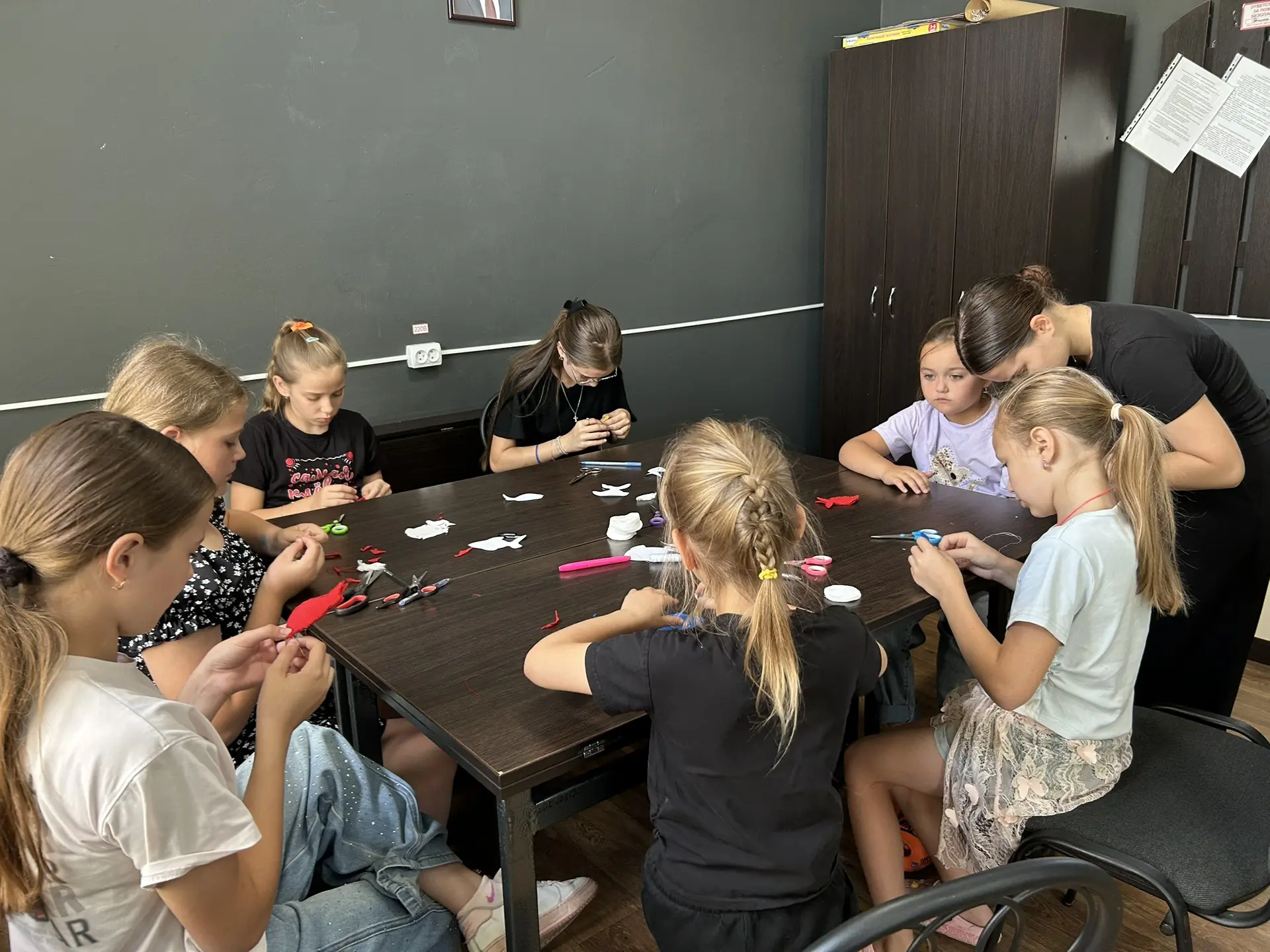 18.07.2026 в МБУ «Вольненский СДК» наши рукодельницы создавали настоящее чудо — очаровательных рыбок