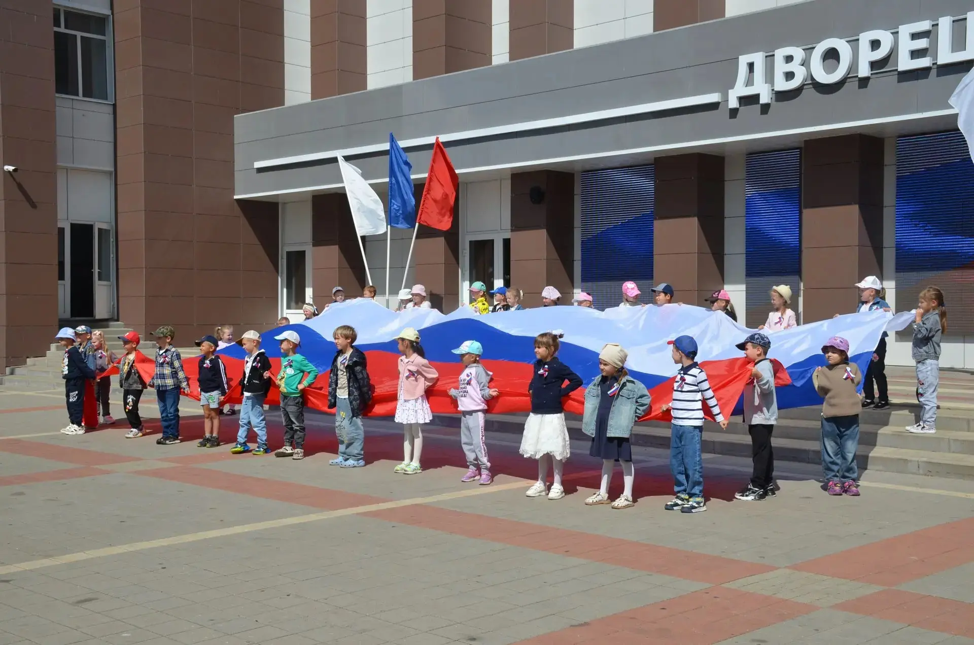 ВЫШЕ ТРИКОЛОРЫ!