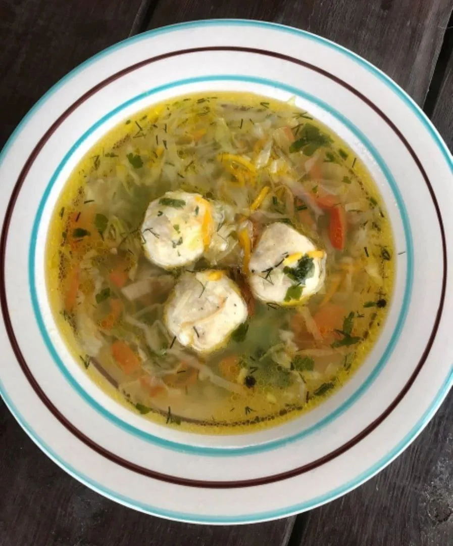 Щи с куриными фрикадельками.