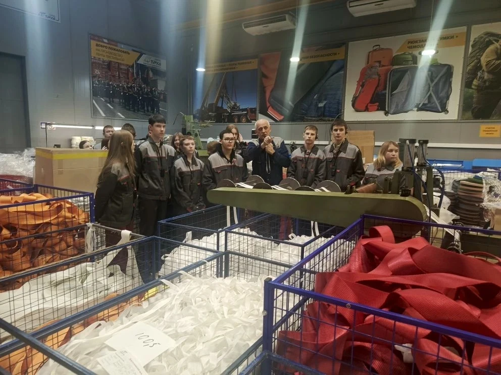 📢 Профориентация в действии: 8А на заводе «Труд» 🏭  Восьмиклассники Приокского района продолжают зна