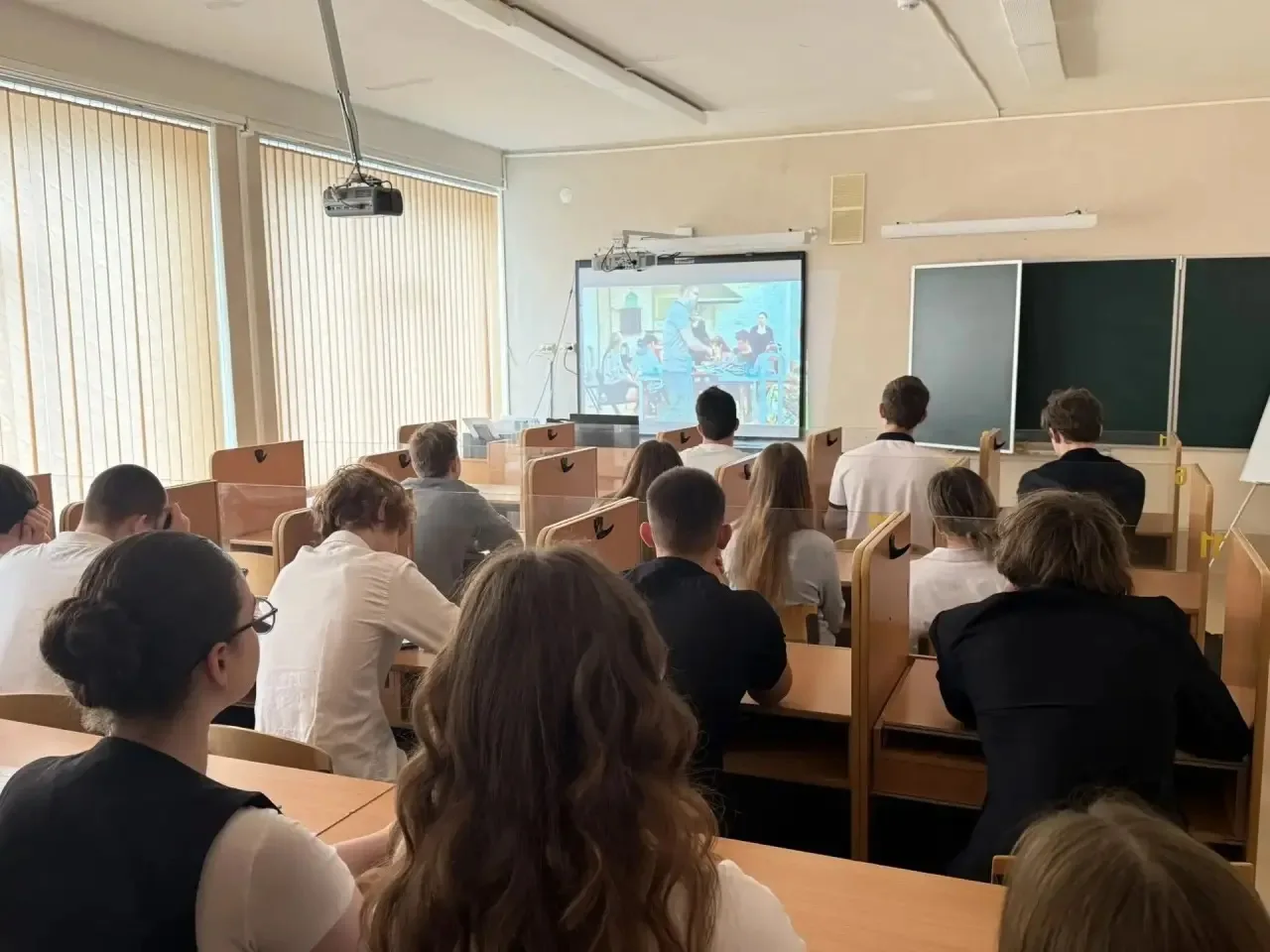 С чего начинается неделя в нашей школе? 🇷🇺  Каждый понедельник в нашей школе - это торжественное и в