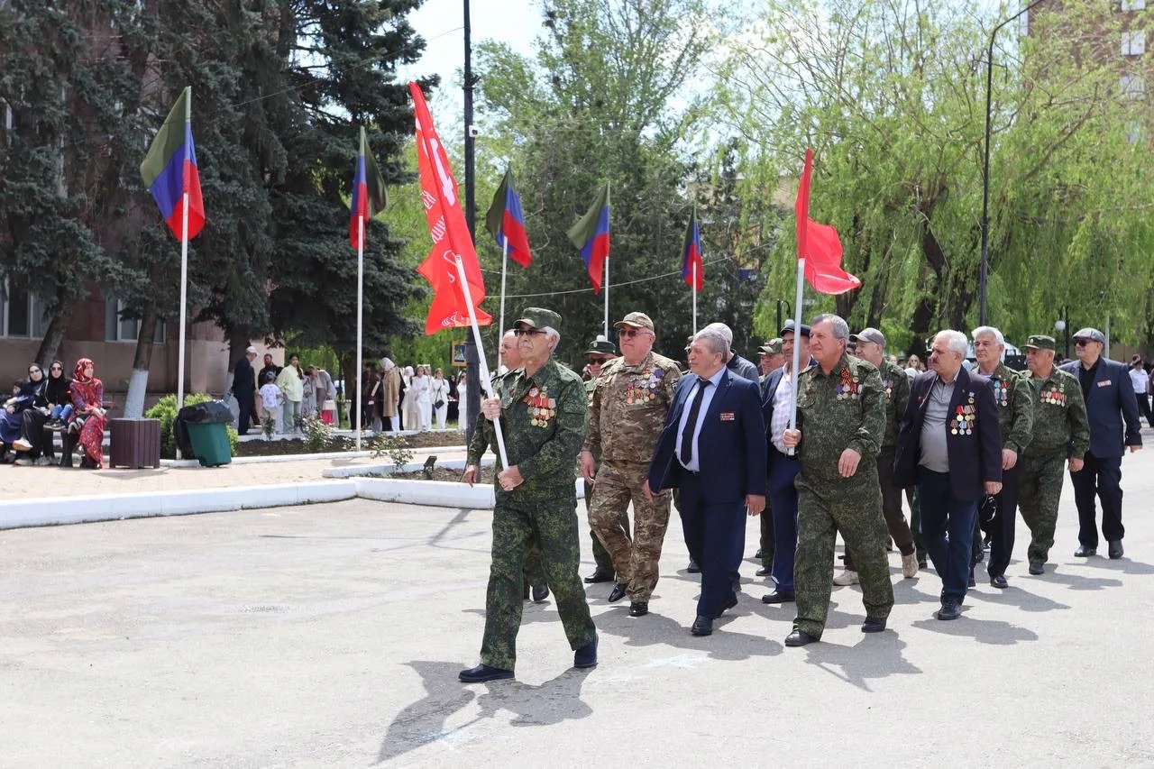 🎖 Большой фоторепортаж с торжественного митинга, прошедшего в Буйнакске в честь празднования 81-й го