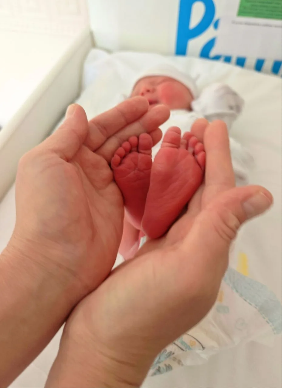 Мои ножки в маминых ручках! Ловите момент, пока я ещё совсем кроха. 👣💤