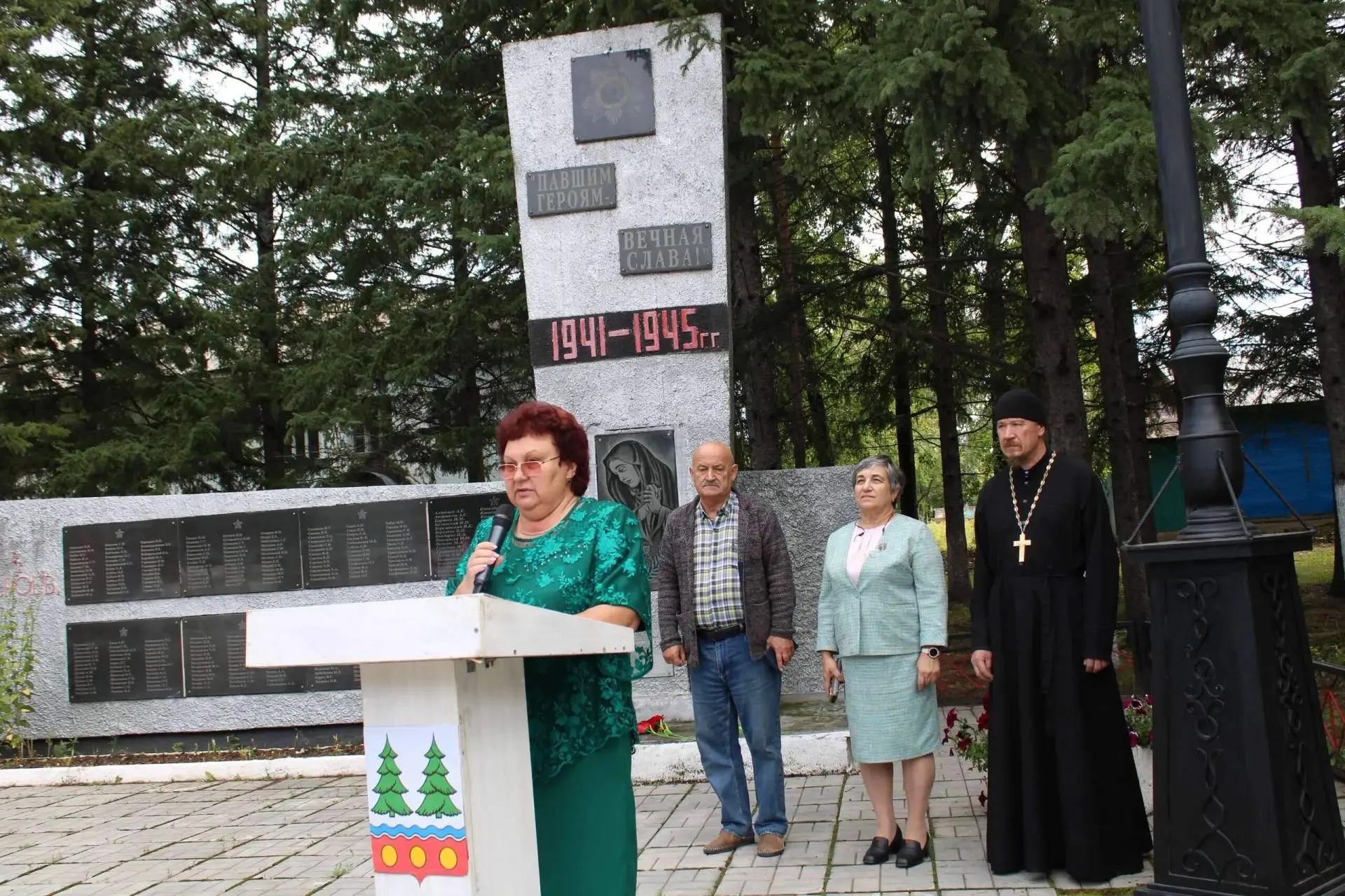 Торжественное мероприятие «Мы памяти нашей верны» прошло сегодня у обелиска павшим земл...