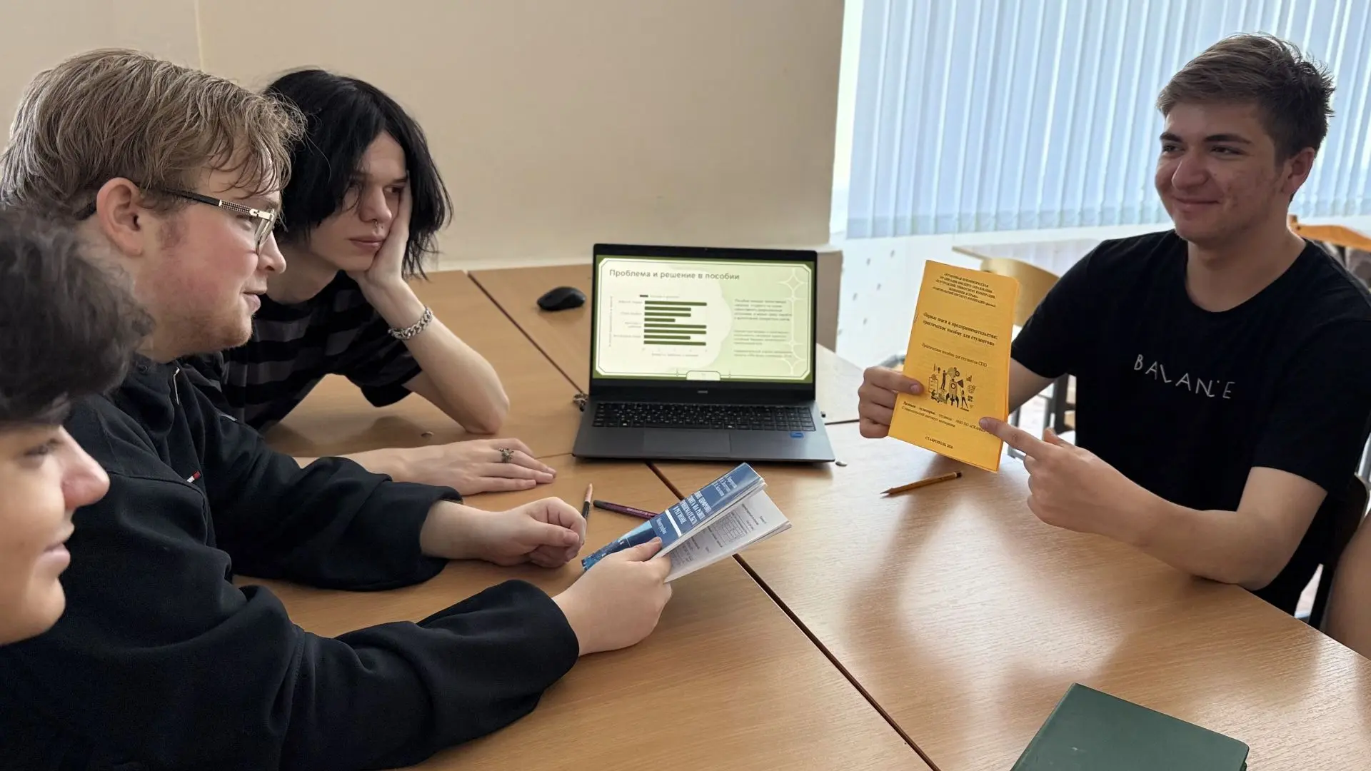 В рамках «Обучения служением» студенты-менеджеры создали брошюру для тех, кто интересуется предприни