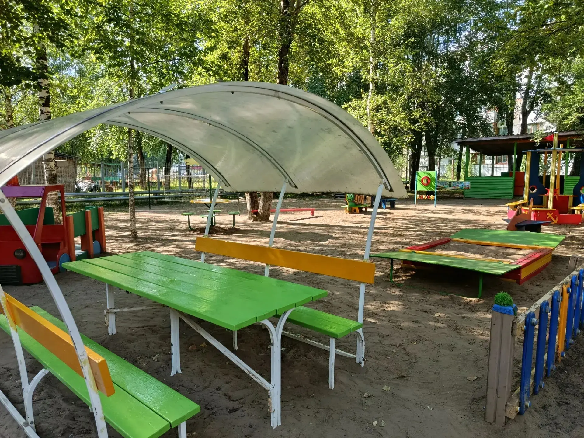 Сегодня у нас в саду санитарный день. Приводим площадки в порядок. Делаем их яркими и безопасными дл