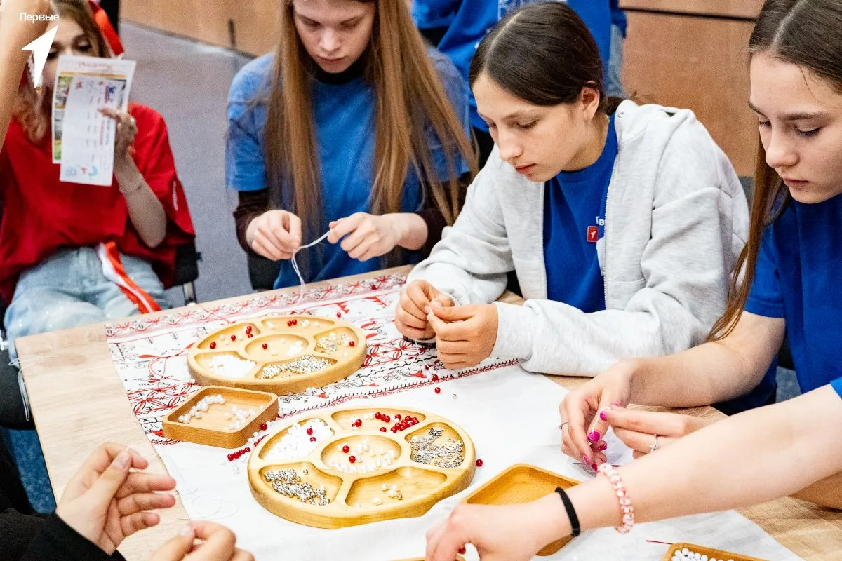 Наши активистки Олеся Кушнирова и Вероника Рыбалова в состве делегации Нижнедевицкого района побывал