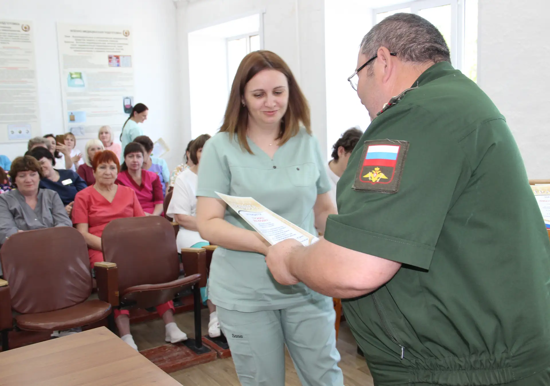 Большая медицинская семья принимала поздравления

До начала торжества оставались считанные минуты, и