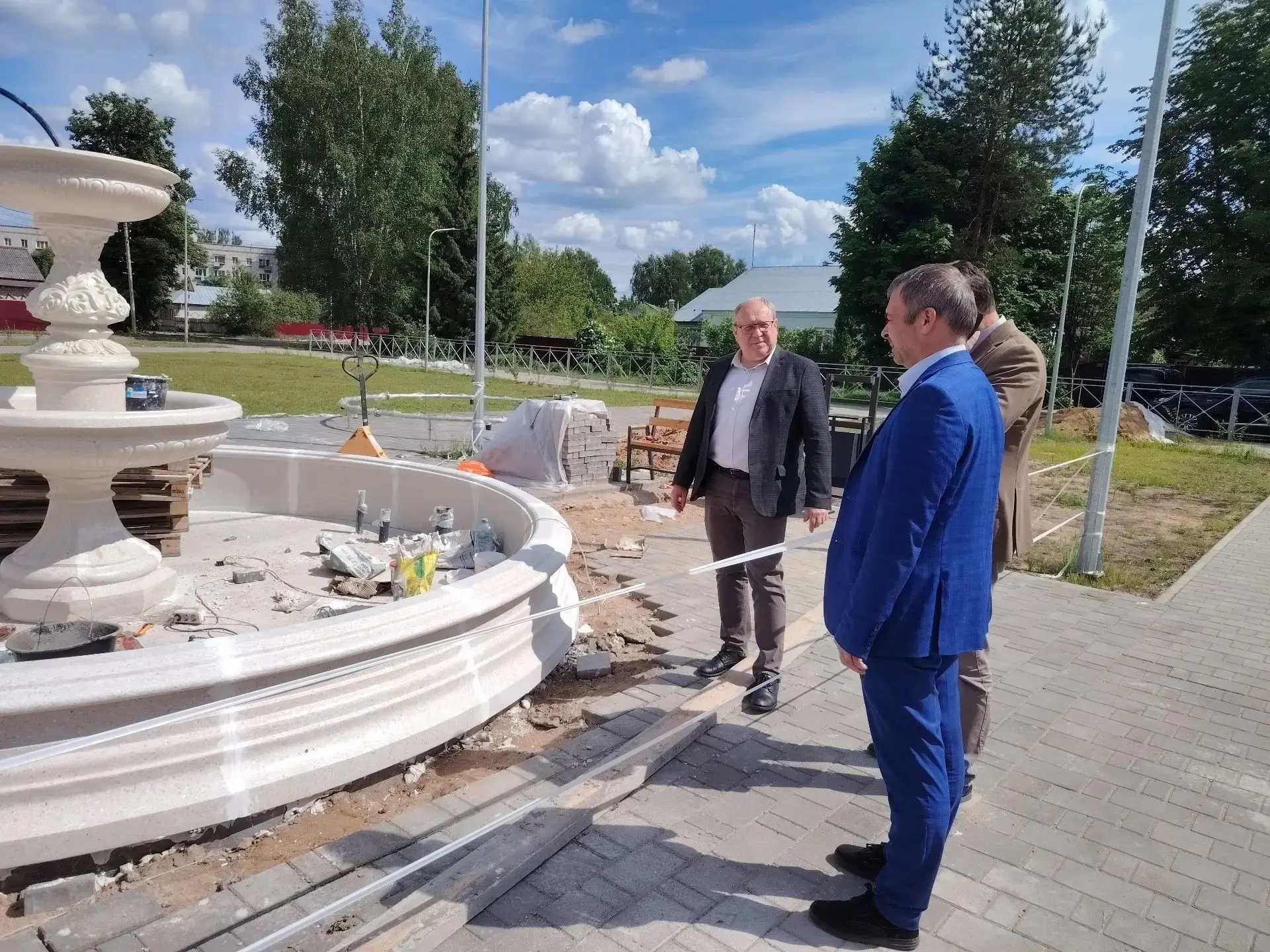 В городе Нерехте продолжаются работы по благоустройству дворовых территорий и обществен...