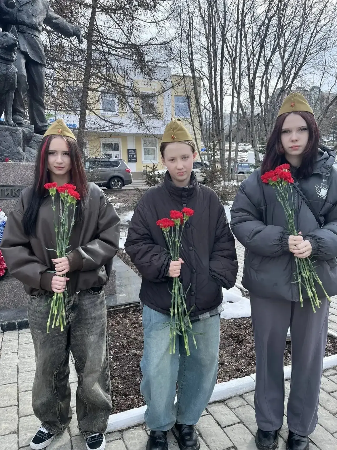 🕊 Сегодня у памятника «Пограничники Арктики» стало чуть теплее — туда пришли наши восьмиклассники с 