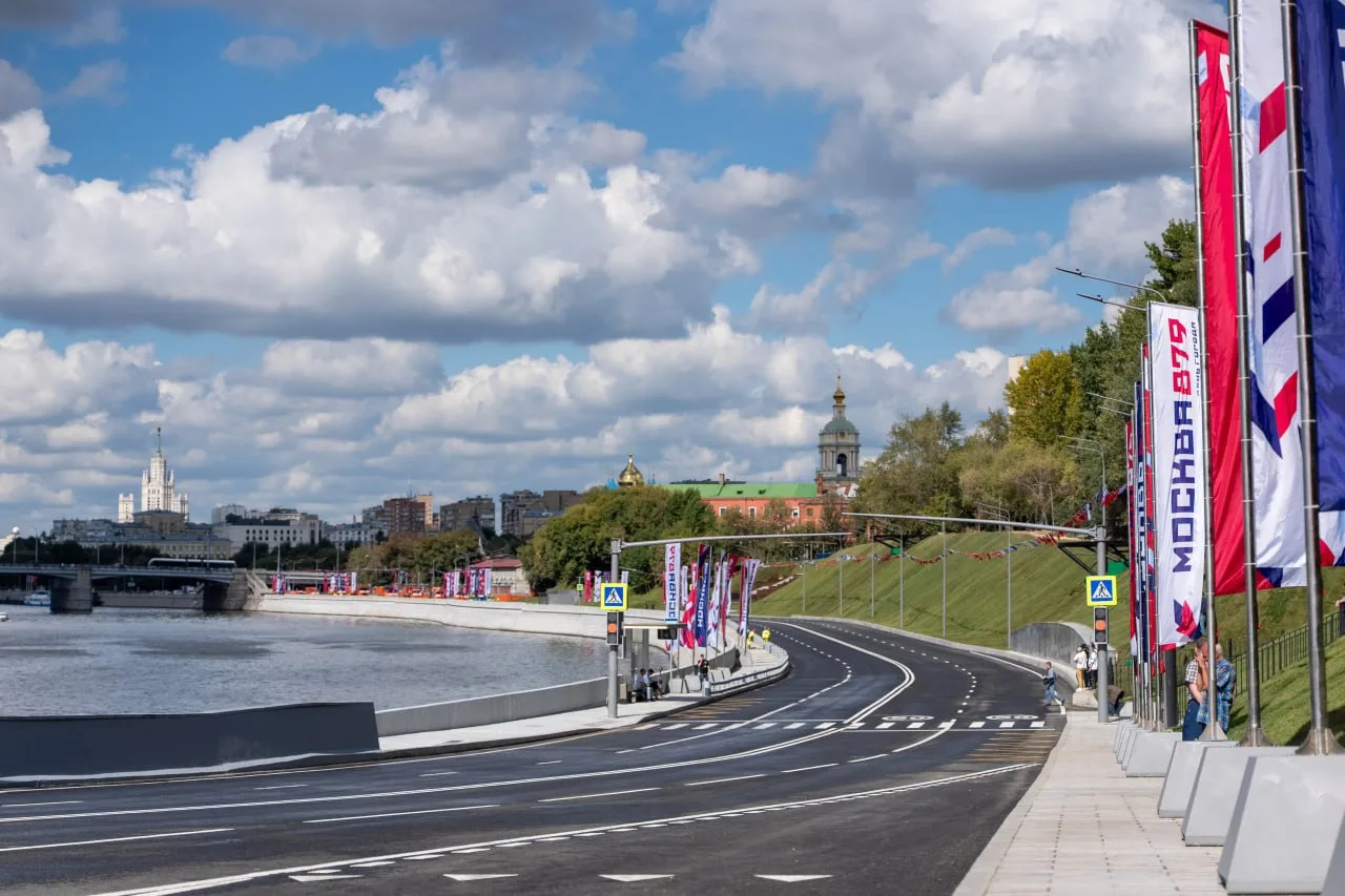 Накануне Дня города Мэр Москвы Сергей Собянин открыл новые набережные на левом берегу М...