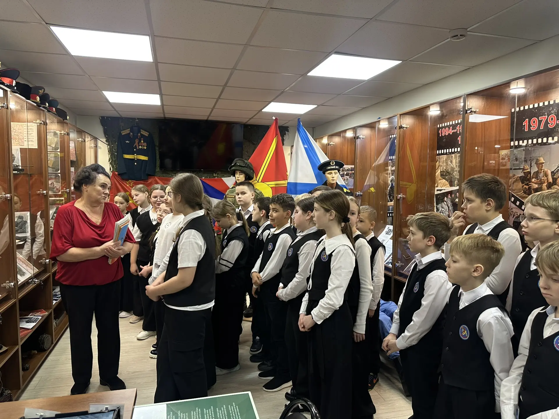 Экскурсия в Военно-Патриотическом Музее Школы Сегодня ученики начальных классов нашей школы совершил