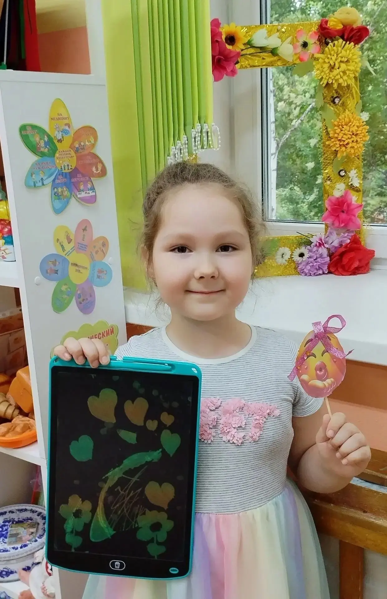 "Поцелуй сегодня маму,
Поцелуй сегодня всех,
День сегодня Поцелуя
Целоваться нам не грех!
Поцелуй бы
