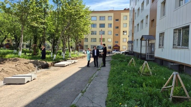 Ход благоустройства дворовой территории по проспекту Рыбаков 1 и 1/1 проверил Глава Петропавловска-К