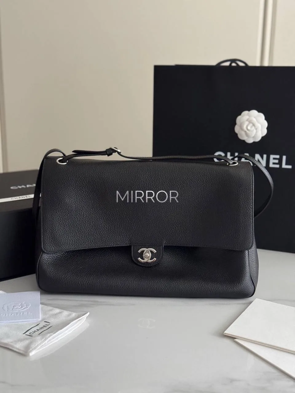 G-Dragon от Chanel. Чёрная, большая, логотипы не бросаются в глаза. Но возьмёшь в руки — сразу понят