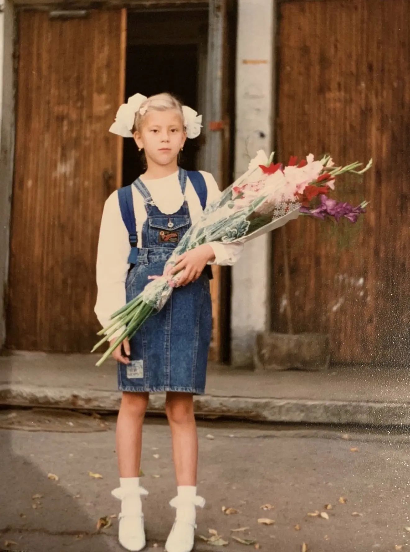 На дворе 1994 год, 1 сентября. Я иду в первый класс. С огромным букетом и огромным порт...