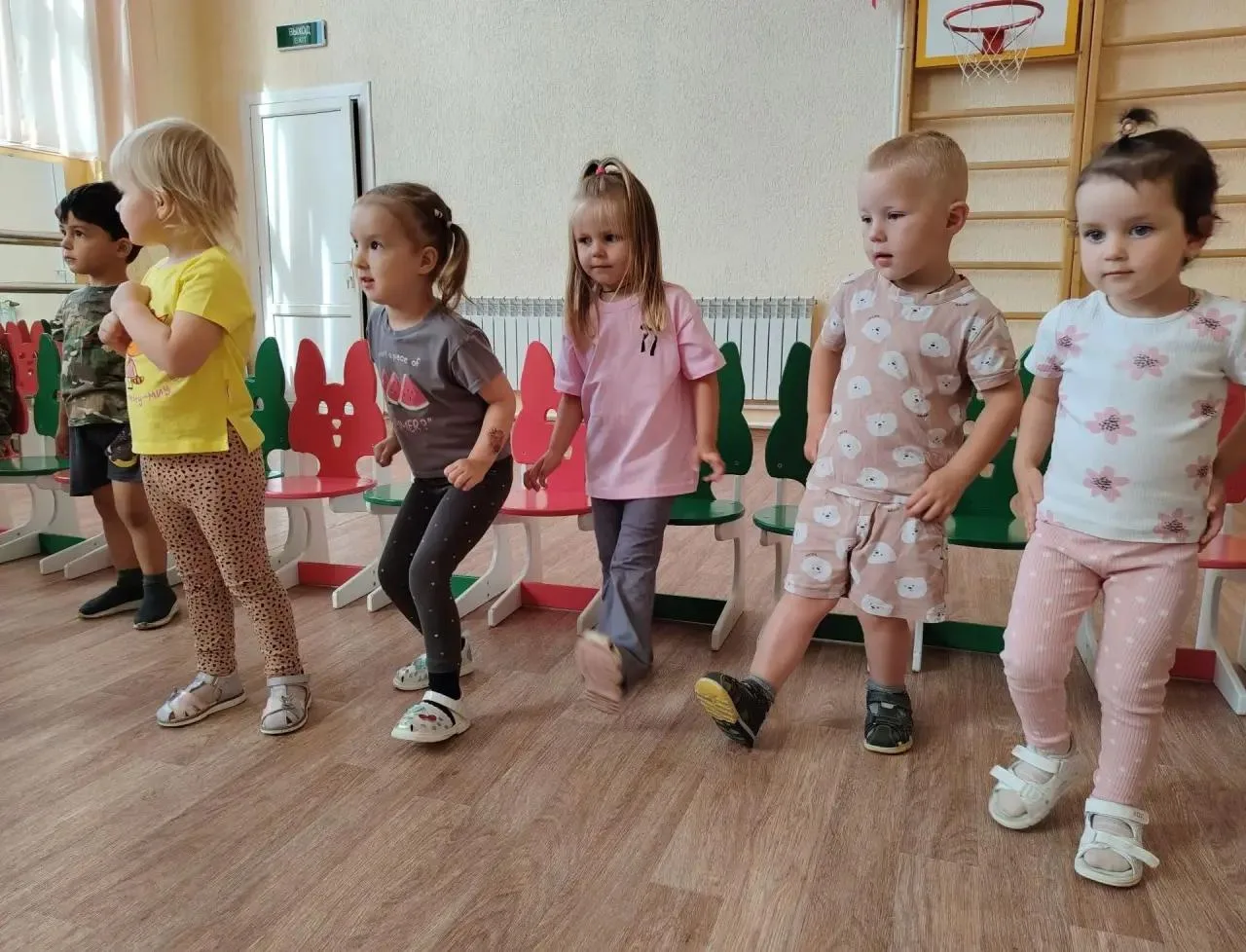 Летом на каждом шагу ребят ждут чудеса: зелëный кузнечик, жук с длинными усами, необыкновенный цвето