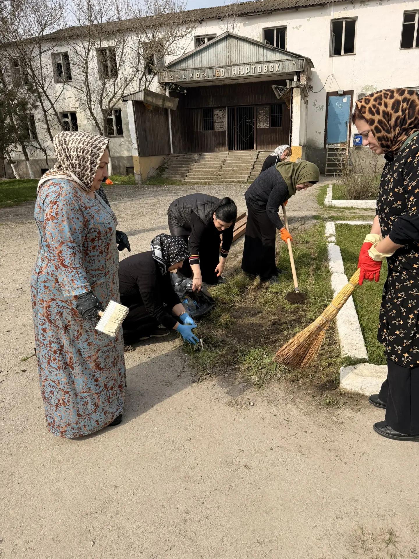 Уборка в селе Ботаюрт: совместные усилия администрации и социальных работников