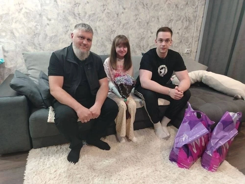 🌸 В Раменском молодёжка устроила праздник для 16-летней Лизы  Девушка с детства борется с тяжёлой бо