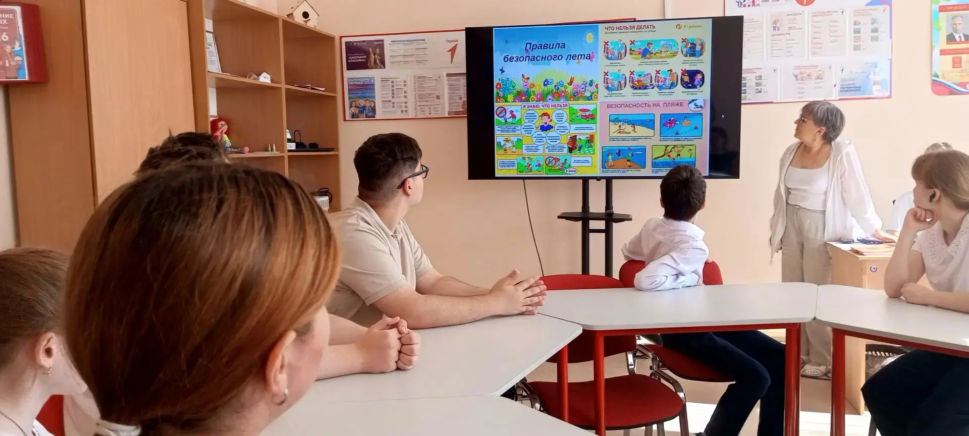 В преддверии летних каникул 🏝️ в 1-10 классах школы-интерната 🏫 были проведены классные часы 📚 и 