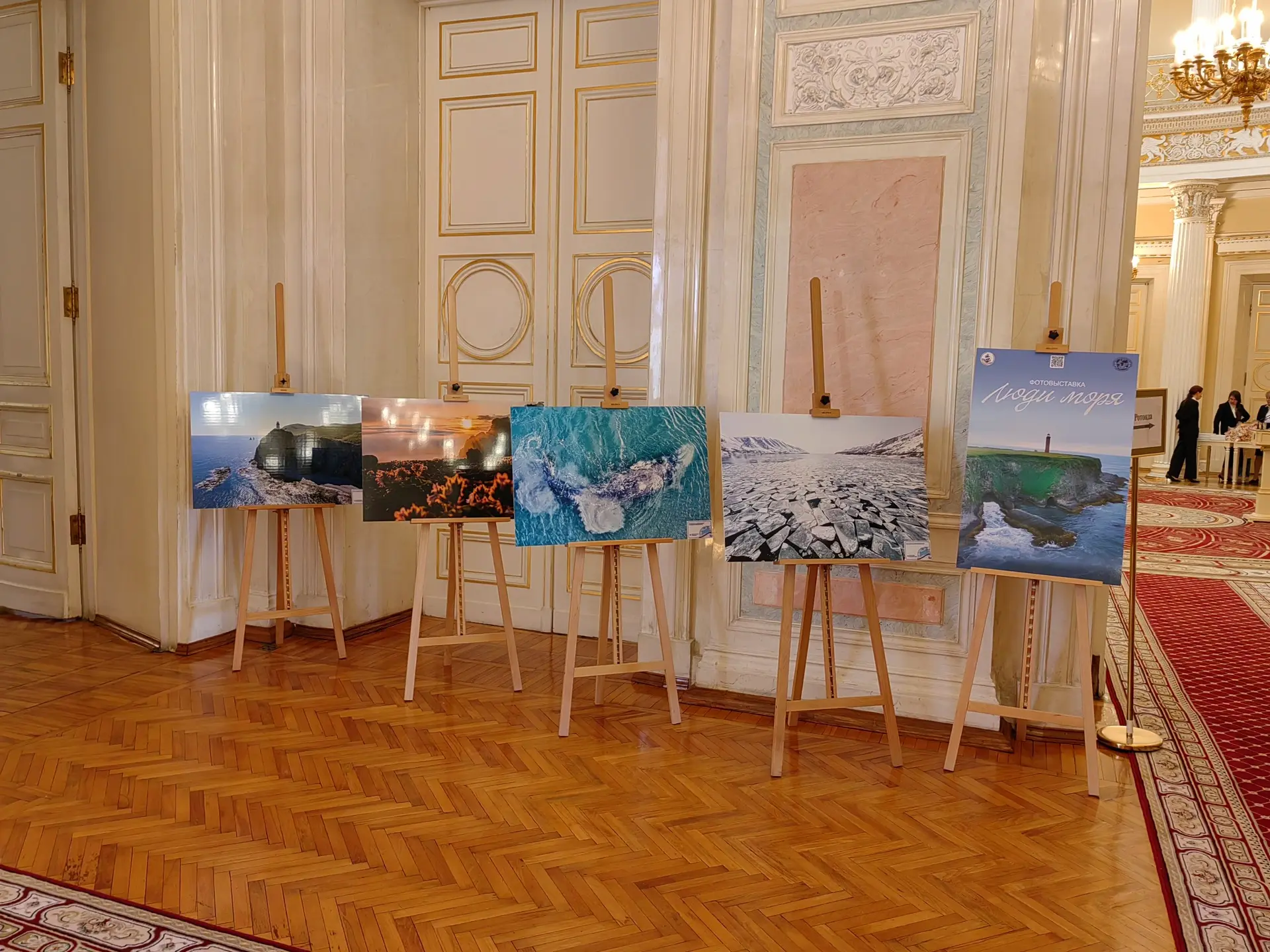 Фотовыставка «Люди моря» открылась в Законодательном собрании Санкт-Петербурга 

В День России в Зак