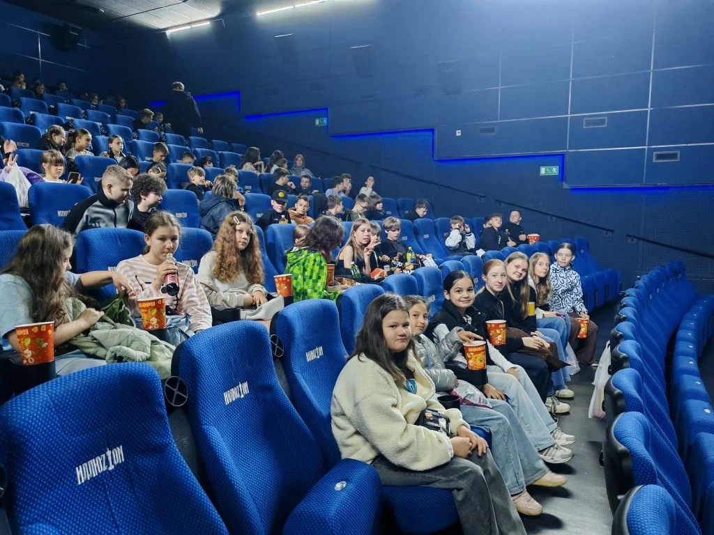 25 мая более 150 учеников нашей школы и учителей собрались в кинотеатре, чтобы увидеть ...