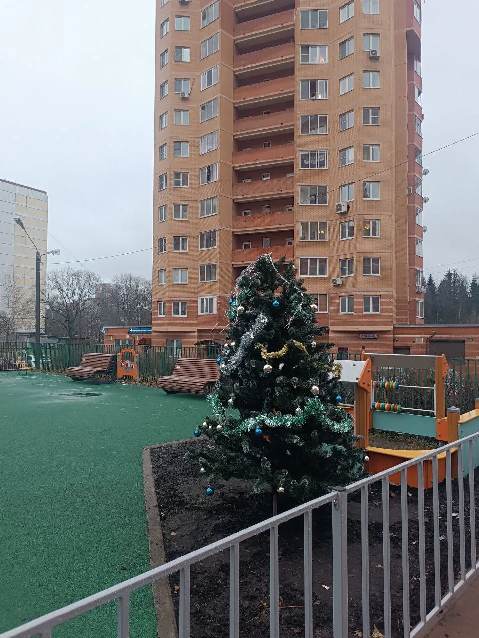 В ожидании Нового года, управляющая компания "Культура ЖКХ" начала украшать дворы. Не с...