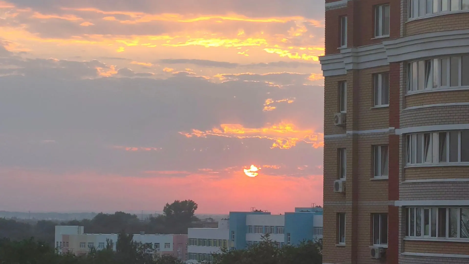 Потрясающей красоты закат солнца 🌞 и восход луны 🌕 сегодня , обратили внимание? 
А наши подписчики