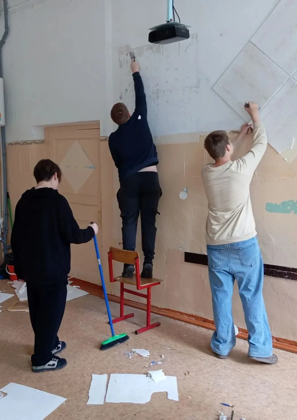 В школе продолжает работу лагерь труда и отдыха для учащихся 8 классов.