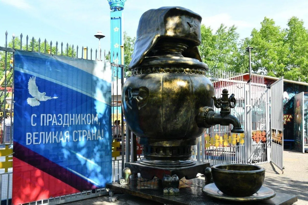 Самый «русский» фонтан появился в Чите

Арт-объект в виде огромного самовара в ушанке установили в п