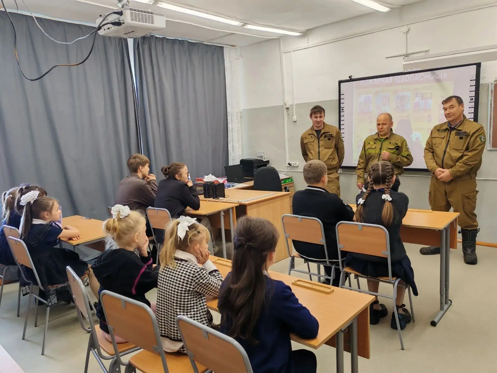 **🚒 Школа под защитой! День пожарной безопасности прошёл на ура!**