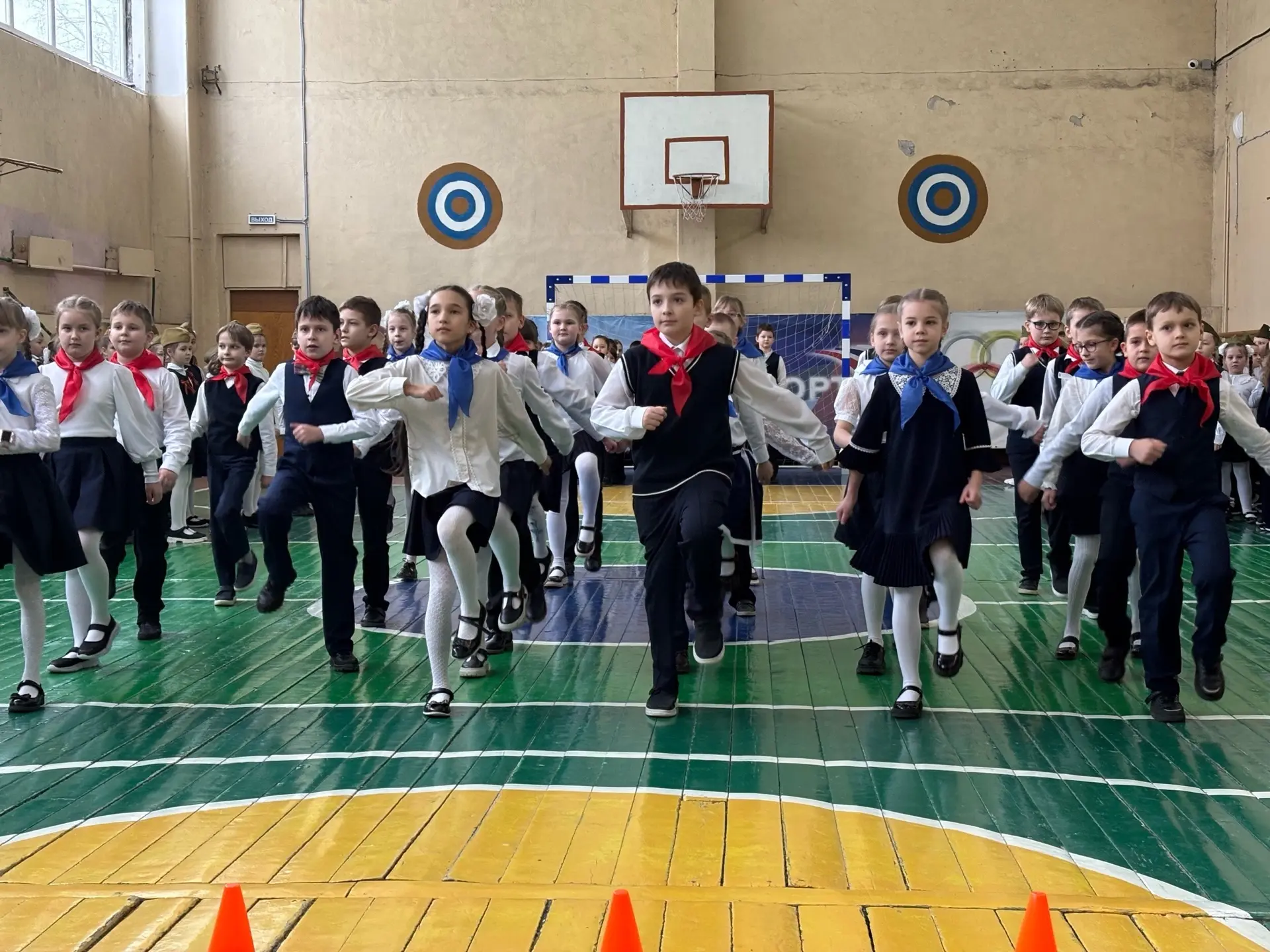 🎖️ Смотр строя и песен ко Дню защитника Отечества!🪖 👏Ребята из начальной школы приняли участие в тра