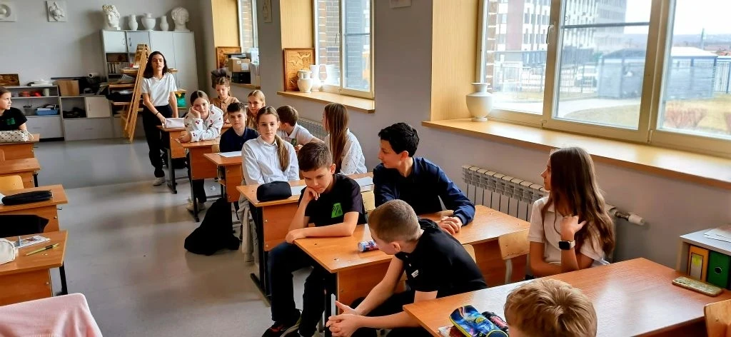 🎨 #УрокВНетрадиционнойФорме: искусство убеждать 🎨  24 марта в 5 «А» классе прошёл необычный урок — т