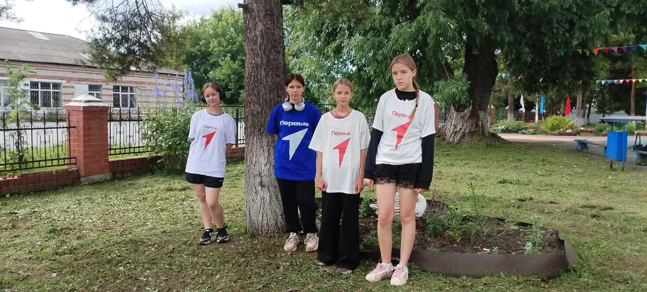Социально-значимая деятельность с Первыми: Красота и порядок на школьной территории!