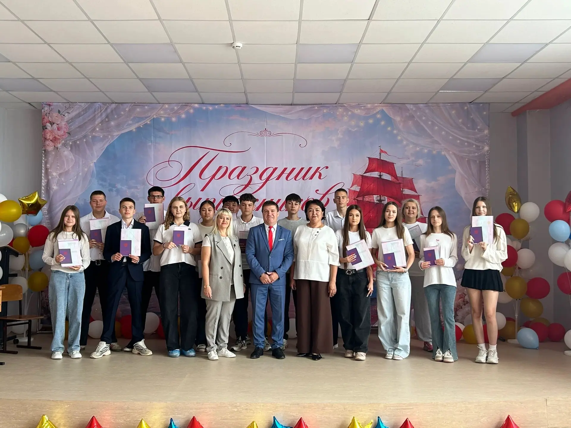 🌹Поздравляем выпускников - 2026! 🎉 
Позади — уроки, линейки, экзамены… А сегодня — тот самый день,