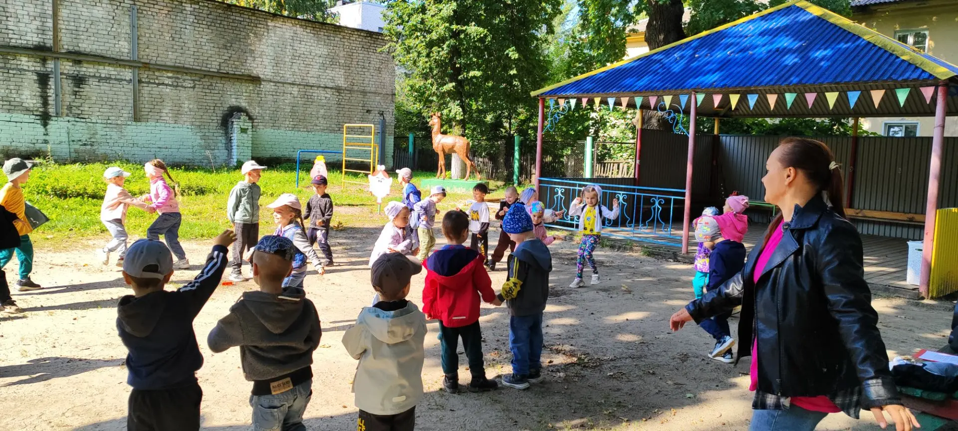 ✨ Есть особенная прелесть в первом дне осени, когда она встречается с беззаботным летом...