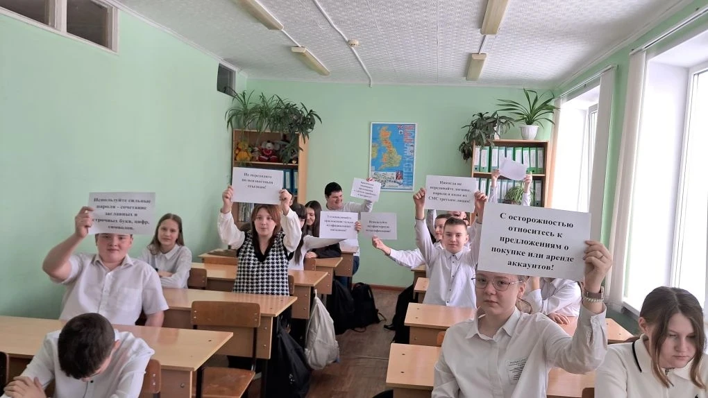 🇷🇺РАЗГОВОРЫ О ВАЖНОМ🇷🇺 ☀Утро понедельника 2 марта в МБОУ "Гимназия" г. Моршанска традиционно началос