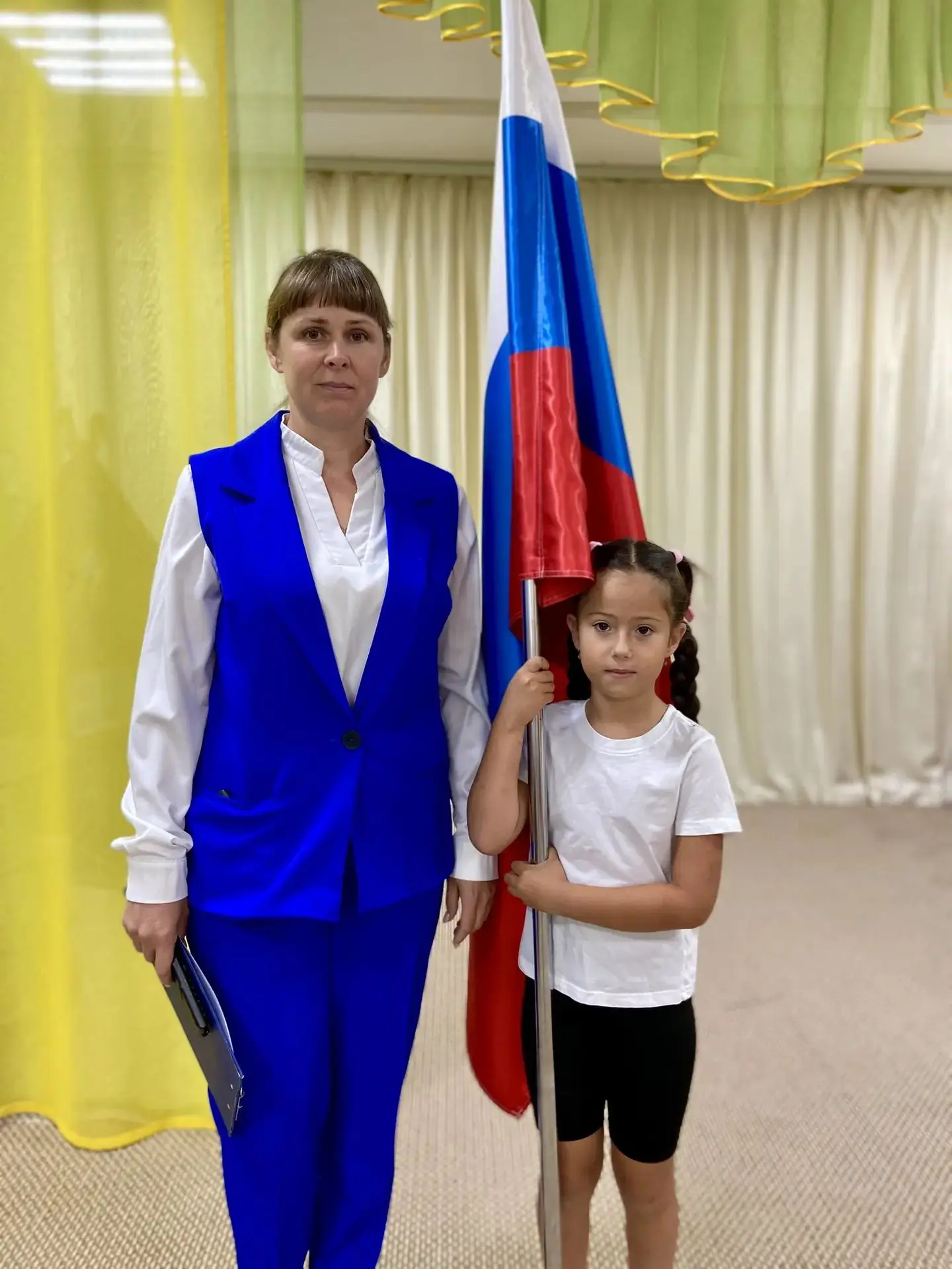 📆Сегодня у нас прошла торжественная линейка, посвященная Дню рождения Российского флаг...