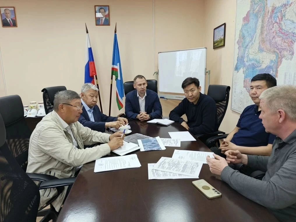 Бүгүн улуус баһылыга Юрий Слепцов Дьокуускайга үлэтин СР промышленность уонна геология миниистирин с