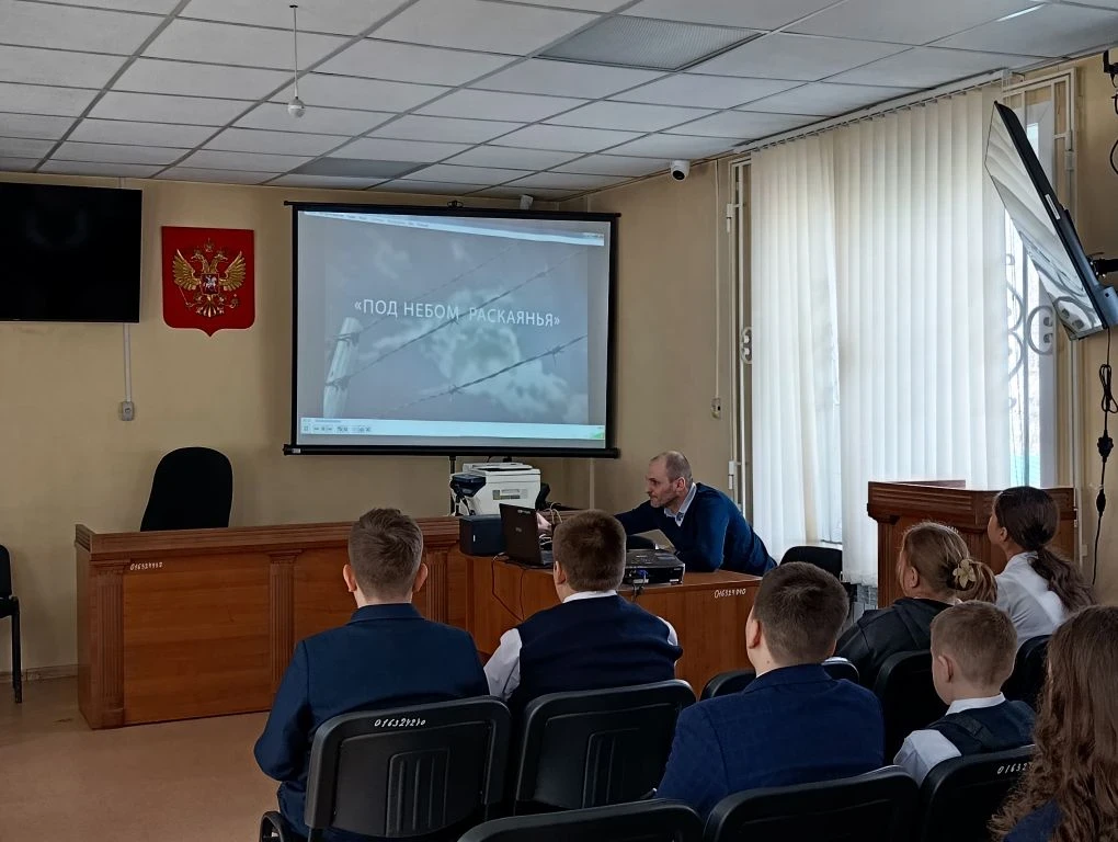 Ученики 5Д класса посетили Свердловский районный суд. Ребятам не только показали здание суда, но и п