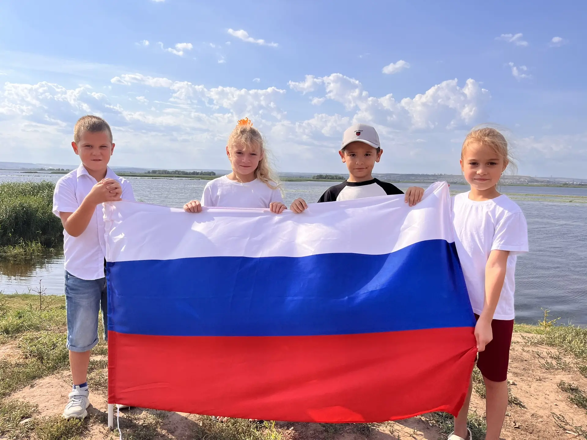 Всероссийский фотоконкурс «Белый, синий, красный — самый красивый» ко Дню Государственн...