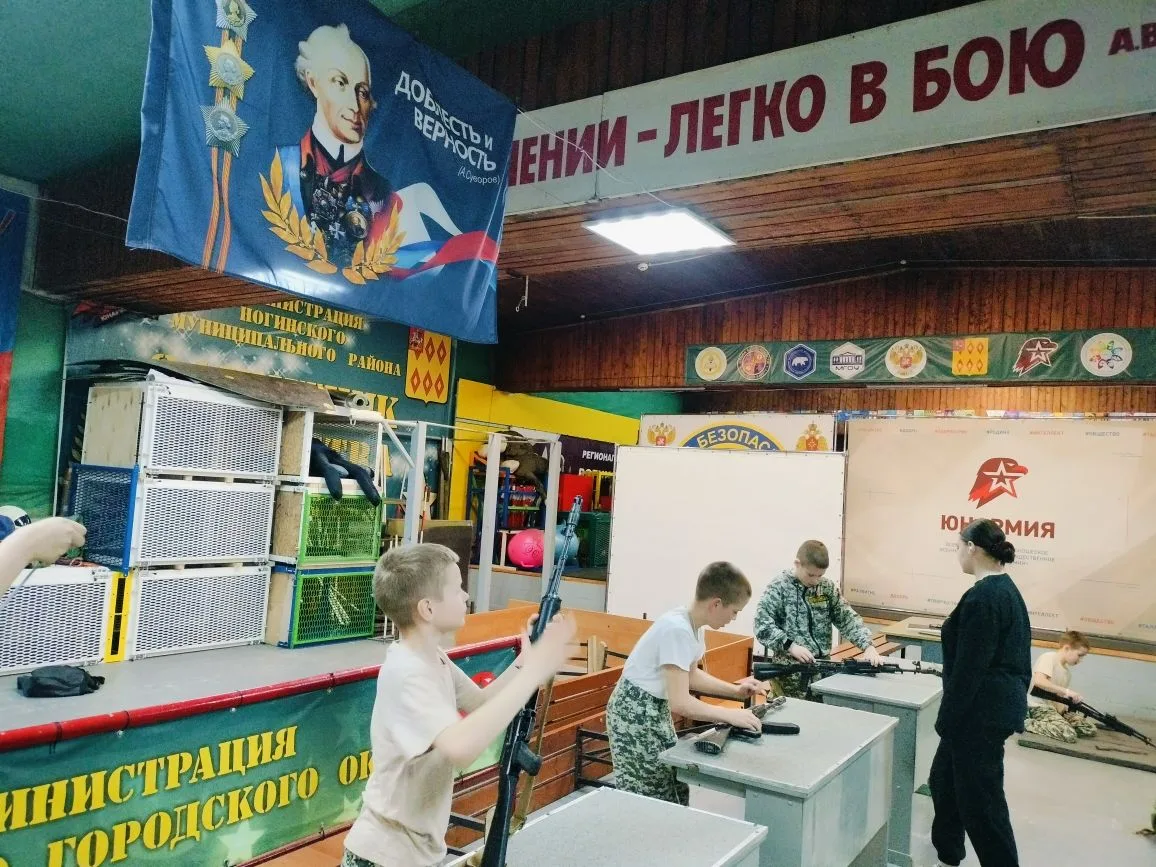 🪖 Команда казачат‑юнармейцев готовится к «Зарнице»! 🪖  Наши юные патриоты приступили к серьёзной под