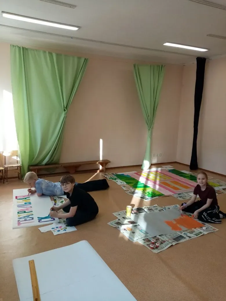 🎭 Сцена оживает ещё до поднятия занавеса!  ✨ Школьный театр «Творческие ростки» — это не только мир 