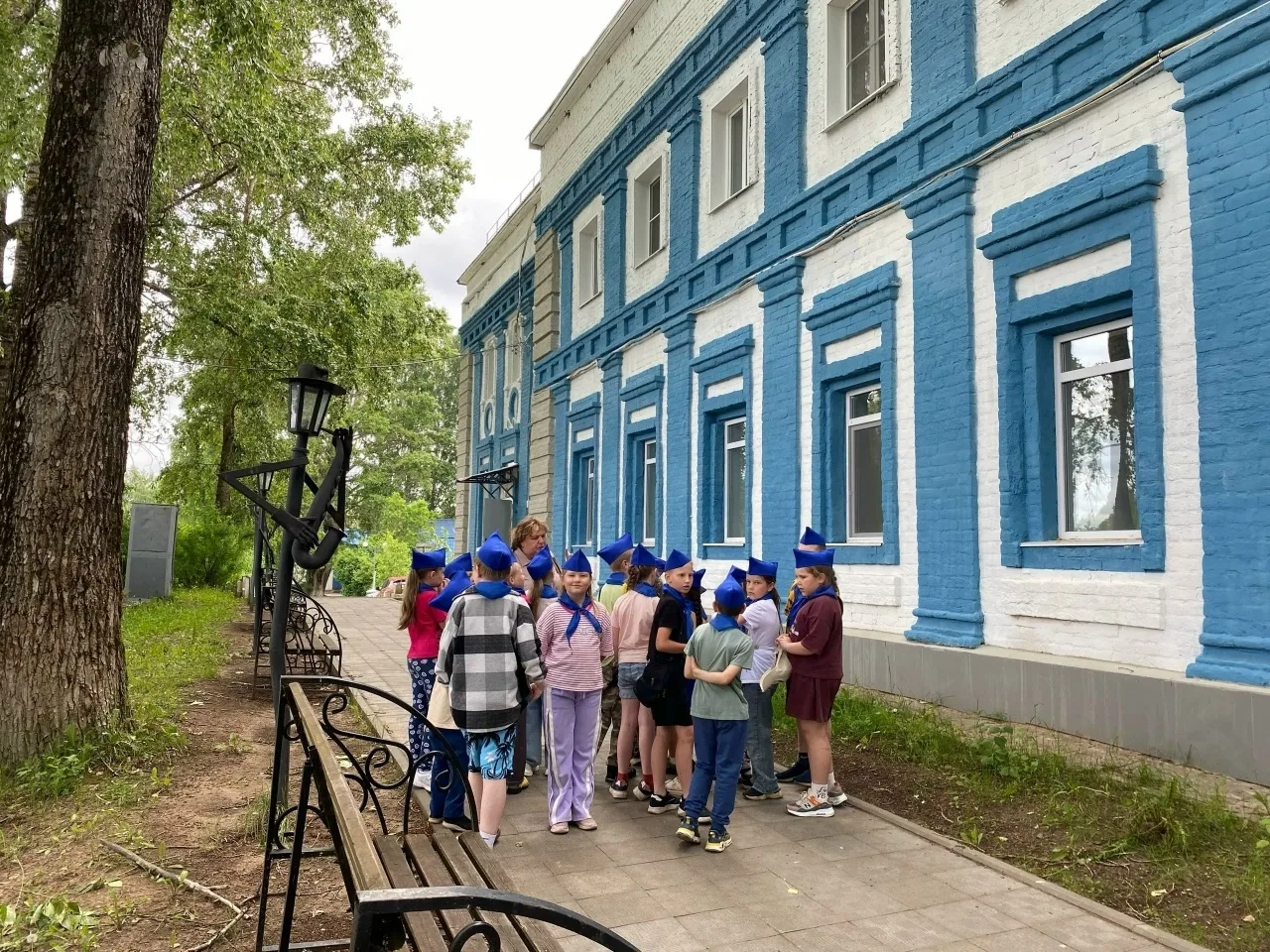 Автобусная экскурсия по родному селу Объячево с учителем истории Мариной Николаевной Низовцевой.

💅