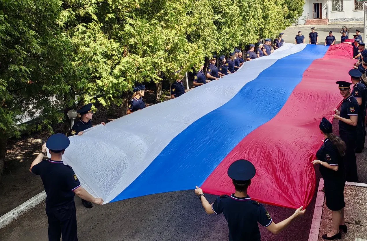 👮🏻🇷🇺Орловские судебные приставы развернули двадцатиметровый флаг Российской Федерации