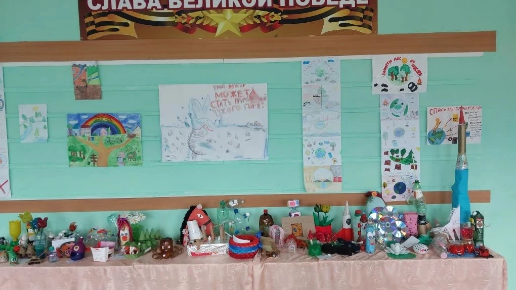 ♻🎨 Наши юные таланты из начальных классов вместе с их замечательными родителями проявили настоящую и