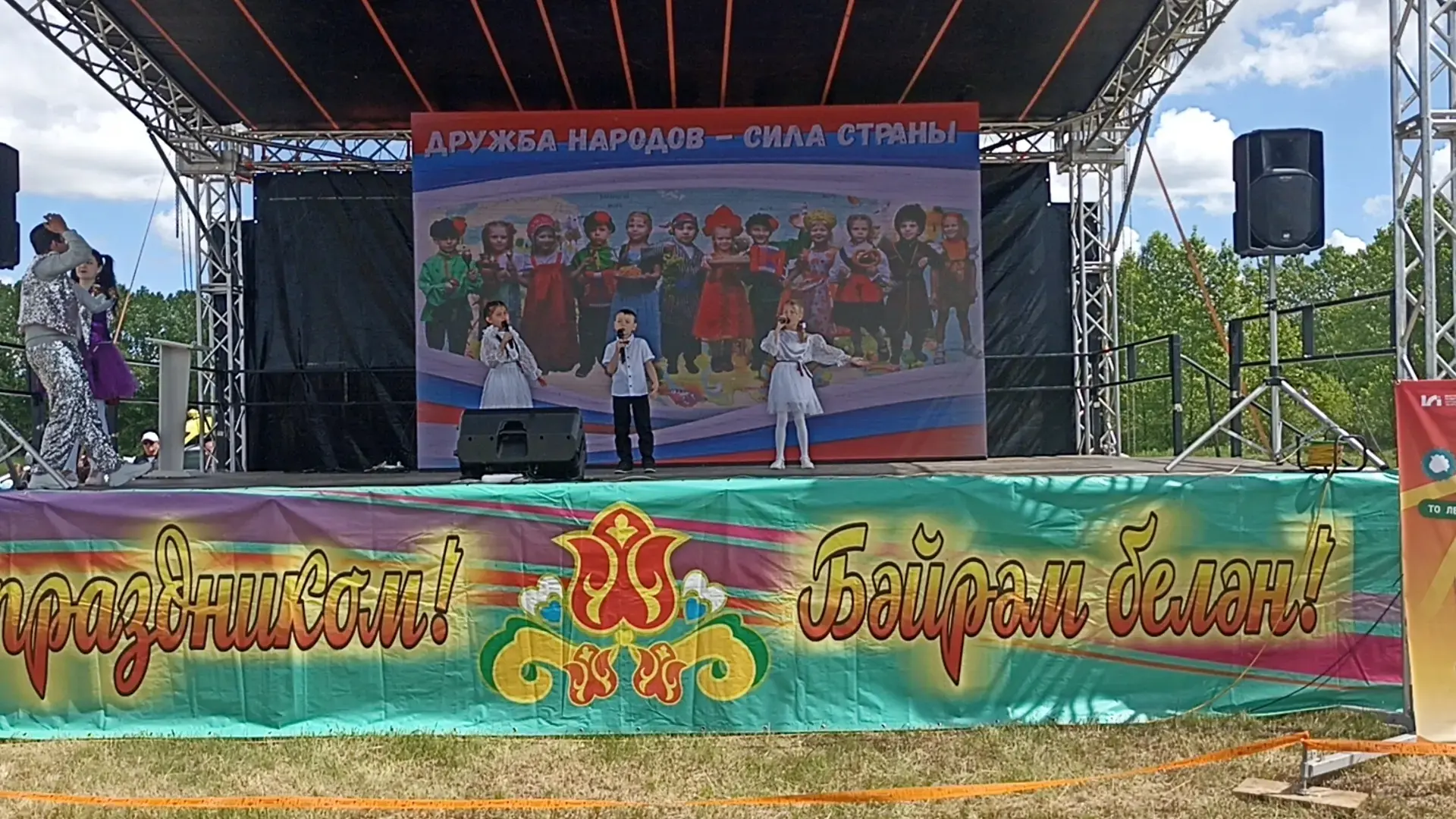 Бүген бакчабызның чыгарылыш мәктәпкә әзерлек төркеме балалары Усад авылында үткән 1 июнь - балаларны